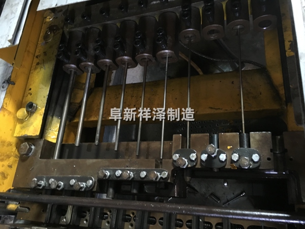 十聯(lián)沖床的內部機構 十聯(lián)沖床的內部機構